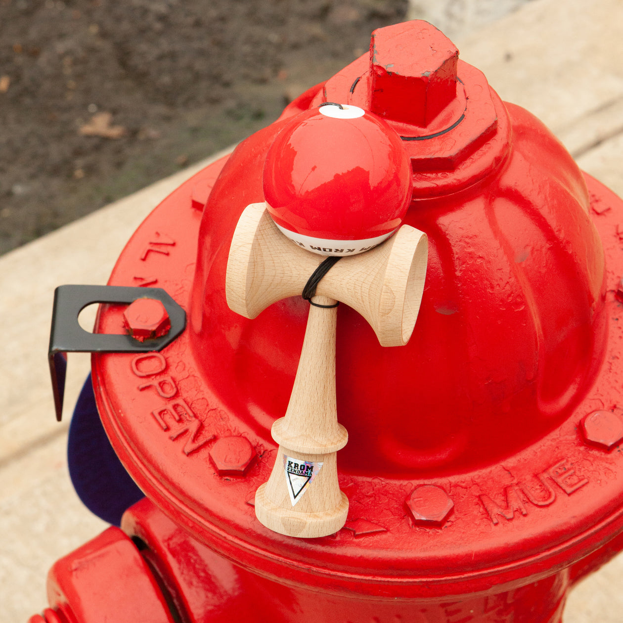 Kendama KROM POP Roșie – Originală, din lemn de calitate