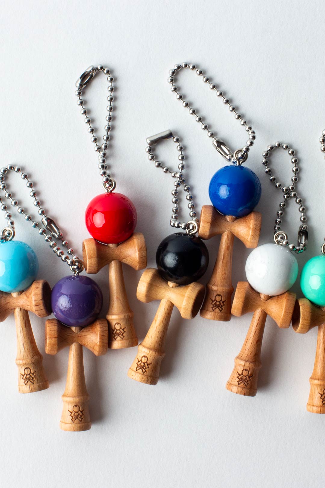 Breloc Kendama din Lemn cu Tama Colorată – Model Aleatoriu