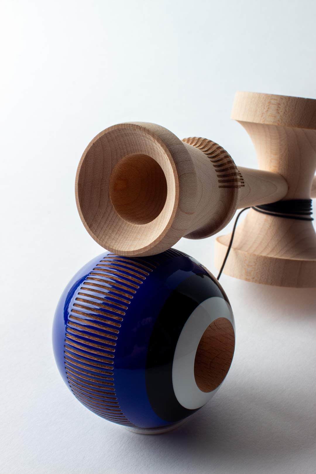 🎯 Kendama Broken Bones – Ultra Navy | Putere, precizie și progres în joc