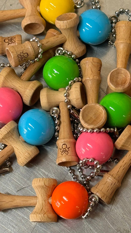 Breloc Kendama din Lemn cu Tama Colorată – Model Aleatoriu